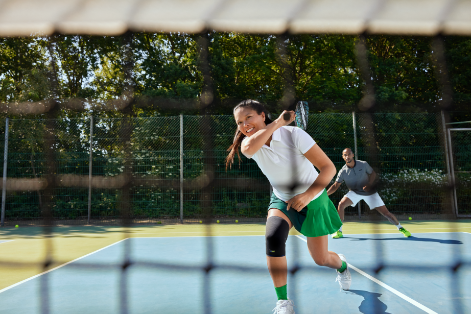 Kobieta gra w pickleball, wykonując powtarzające się ruchy łokcia, typowe dla tej gry. Kobieta gra w pickleball, wykonując powtarzające się ruchy łokcia, typowe dla tej gry.